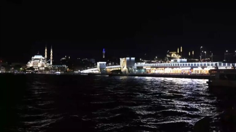 yapay-isiklar-deniz-ekosistemini-tehdit-ediyor-fD1FWfKG.jpg